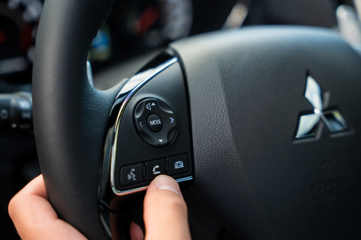 The steering wheel controls in the RVR