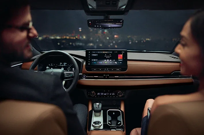 Un couple souriant dans l'Outlander