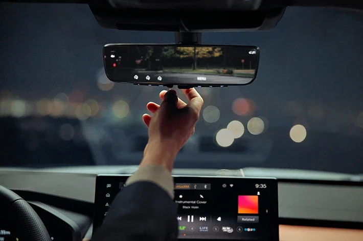 Le rétroviseur numérique sans cadre disponible dans l'Outlander