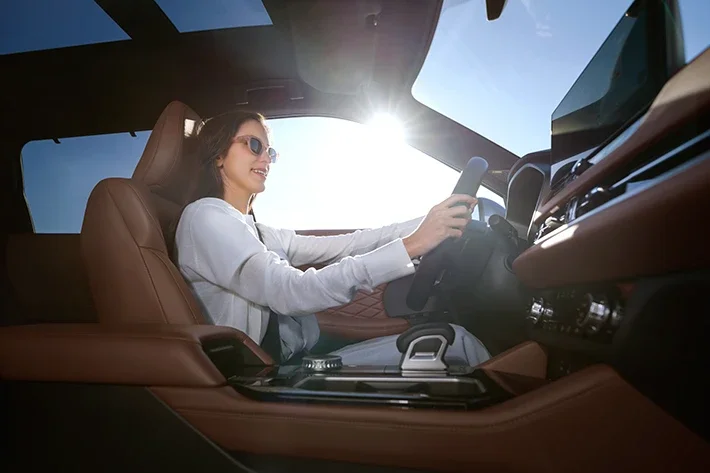 Une femme au volant de l'Outlander 2026