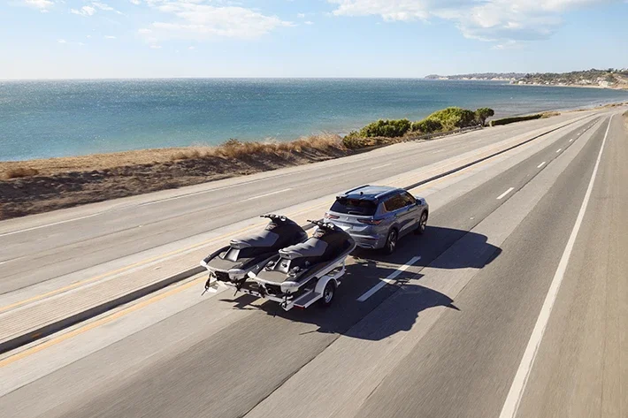 l'Outlander tractant deux jet-skis sur une remorque