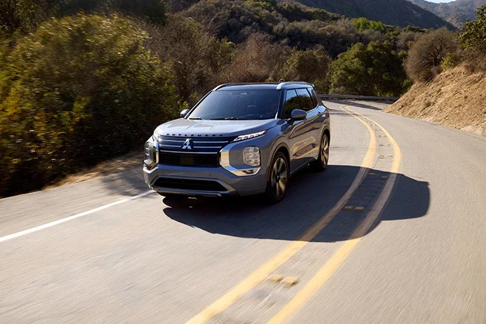 L'Outlander roulant rapidement sur une route déserte