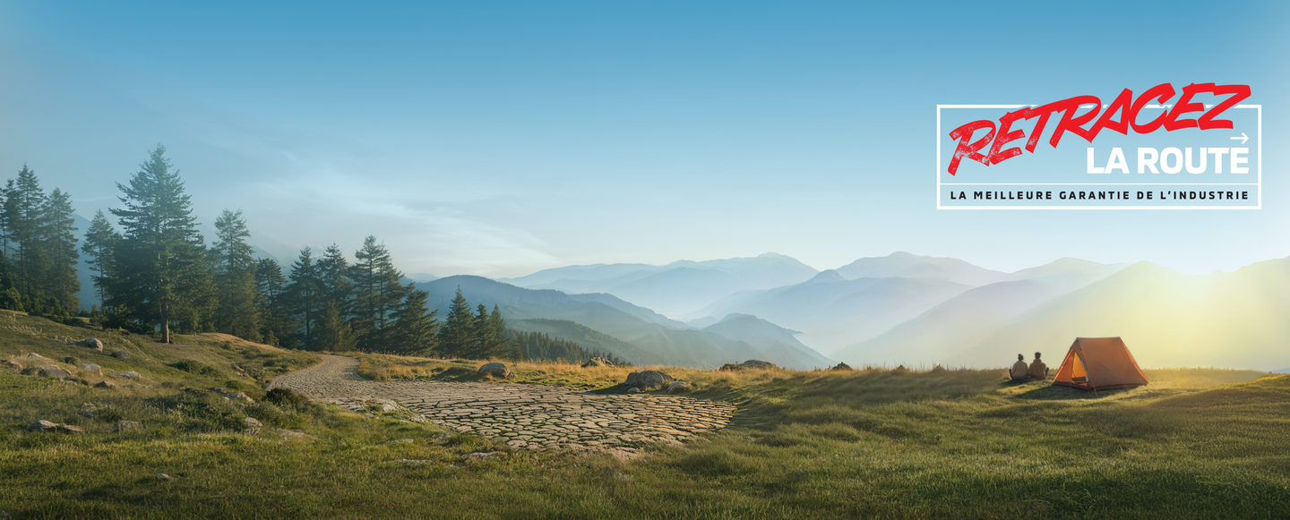 Des gens campant sous des tentes et regardant vers l'horizon