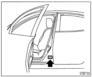 sur un autocollant apposé sur le montant de la porte du conducteur